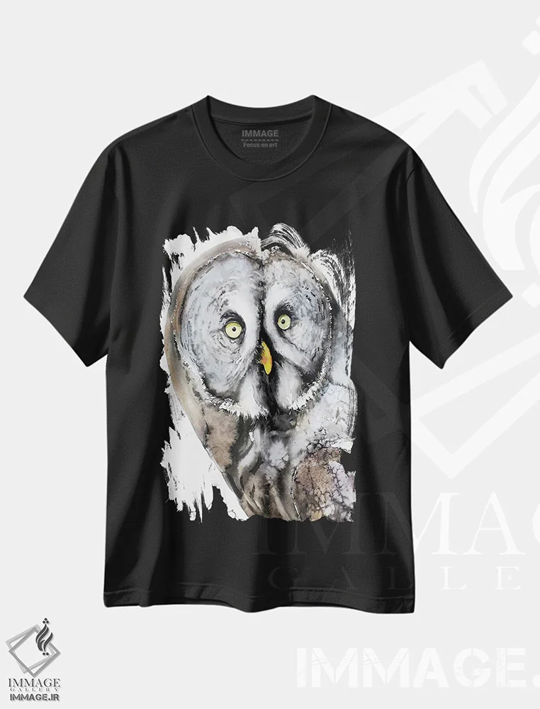 تیشرت مشکی طرح دار جغد اسرارآمیز، دکور کلبه و لژ اثر سو بنگ لیم | فروشگاه ایماژ
