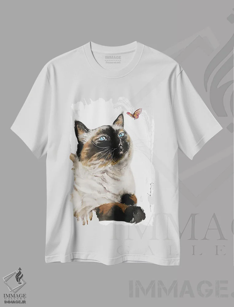 تیشرت سفید طرح دار گربه خیره، دکور معاصر اثر سو بنگ لیم | فروشگاه ایماژ