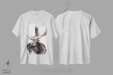 تیشرت سفید طرح دار شاخ گوزن، دکور کلبه و لژ اثر سو بنگ لیم | فروشگاه ایماژ