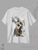 تیشرت سفید طرح دار غریزه بز کوهی، دکور کلبه و لژ اثر سو بنگ لیم | فروشگاه ایماژ