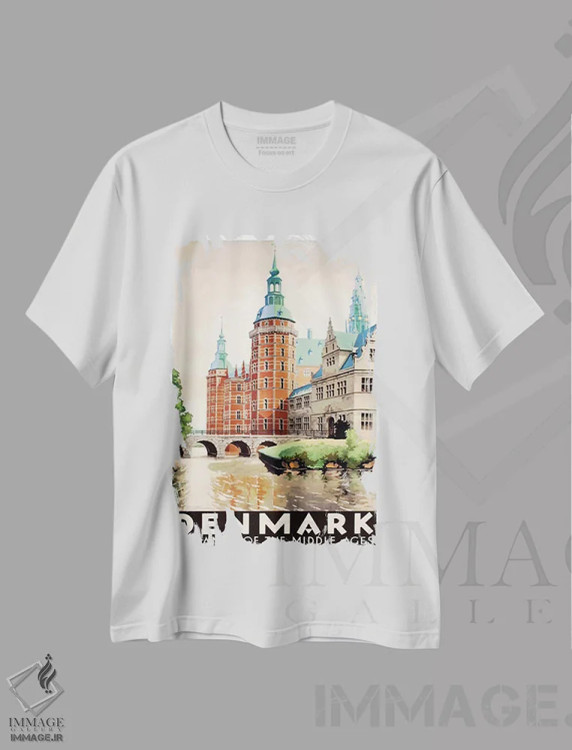 تیشرت سفید طرح دار دانمارک: افسون قرون وسطی، تایپوگرافی اثر هنرمند ناشناس | immage.ir
