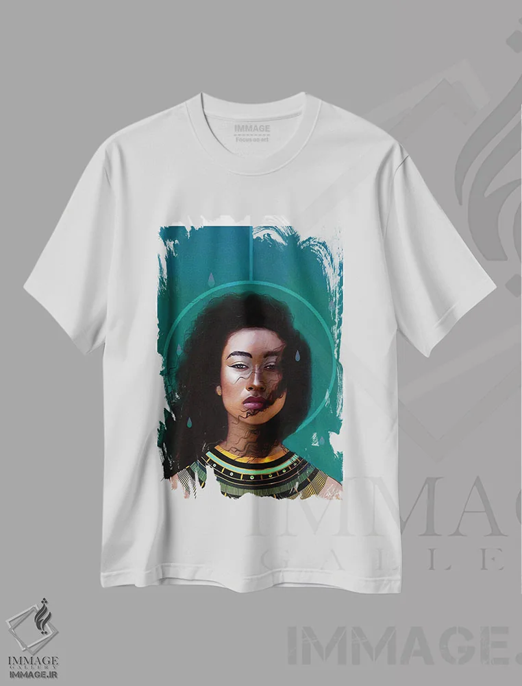 تیشرت سفید طرح دار ملکه، هنر آمریکایی آفریقایی تبار اثر لاژی سَنوسی | immage.ir