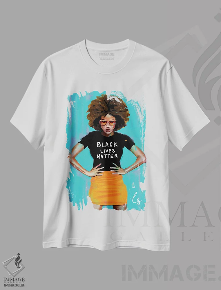 تیشرت سفید طرح دار همیشه، هنر آمریکایی آفریقایی تبار اثر لاژی سَنوسی | immage.ir