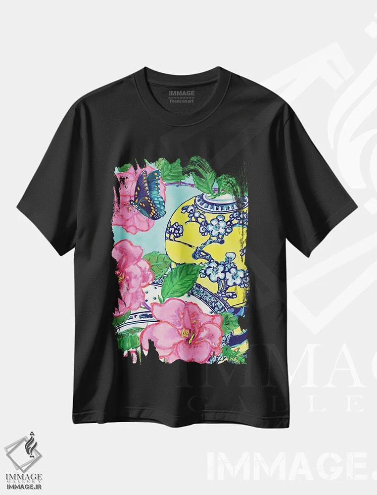 تیشرت مشکی طرح دار کاملیا و پروانه آبی، شینوازری اثر لوسی کلیمنکو | فروشگاه ایماژ