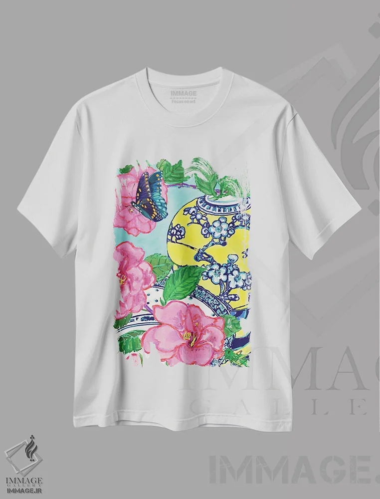 تیشرت سفید طرح دار کاملیا و پروانه آبی، شینوازری اثر لوسی کلیمنکو | immage.ir