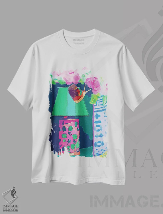 تیشرت سفید طرح دار حلزون روی زمینه صورتی و سبز، باربیکور اثر لوسی کلیمنکو | immage.ir