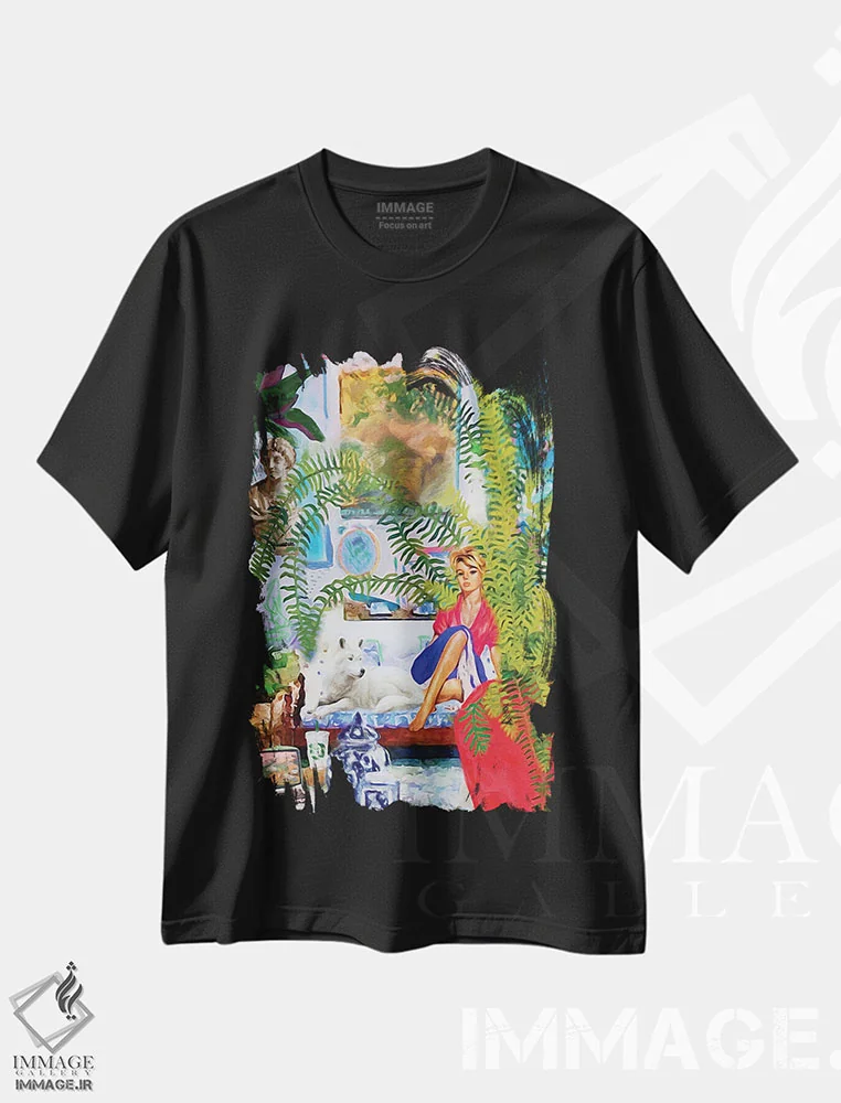 تیشرت مشکی طرح دار بلوند در فضای داخلی به هم ریخته، باربیکور اثر لوسی کلیمنکو | فروشگاه ایماژ
