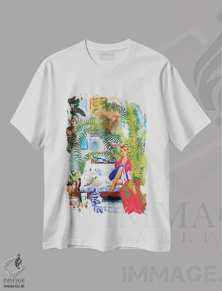 تیشرت سفید طرح دار بلوند در فضای داخلی به هم ریخته، باربیکور اثر لوسی کلیمنکو | immage.ir