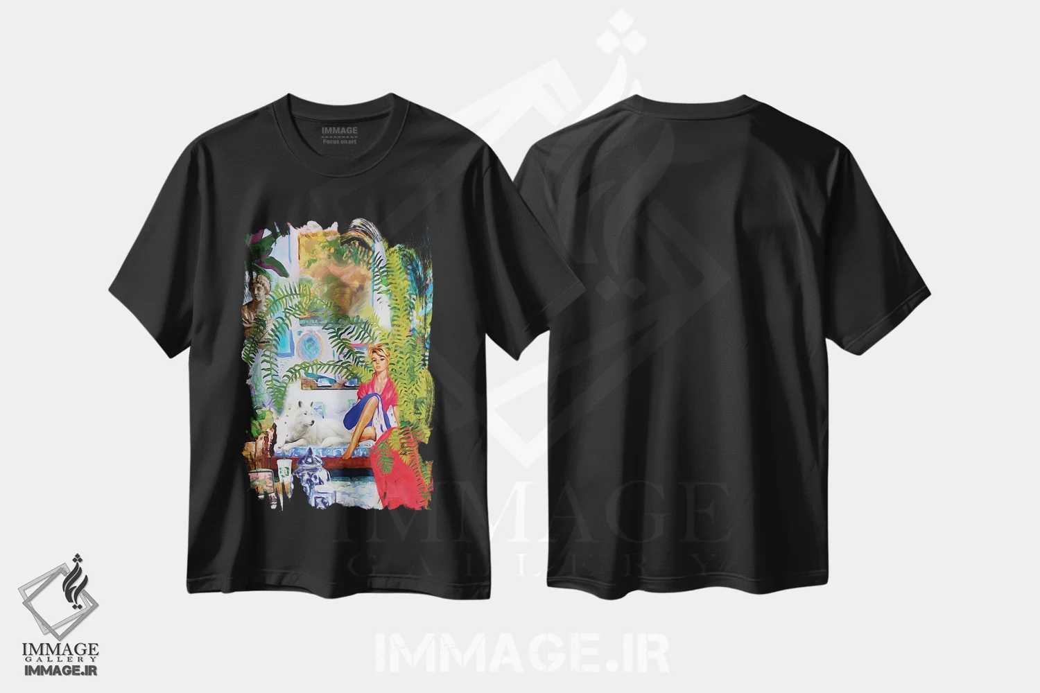 تیشرت مشکی طرح دار بلوند در فضای داخلی به هم ریخته، باربیکور اثر لوسی کلیمنکو | فروشگاه ایماژ