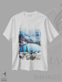 تیشرت سفید طرح دار یخ رفت دلربا، دکور کلبه و لژ اثر لیام کوموات | فروشگاه ایماژ