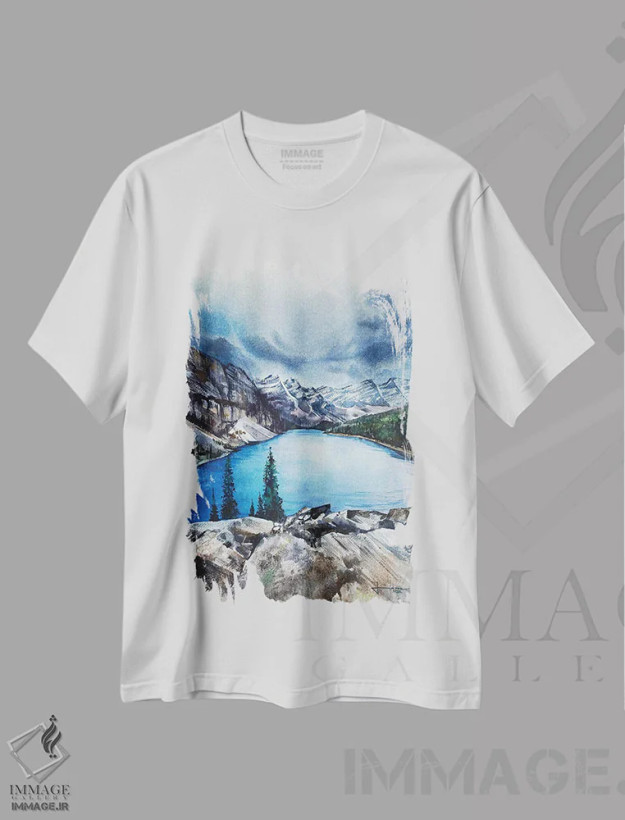 تیشرت سفید طرح دار یخ رفت دلربا، دکور کلبه و لژ اثر لیام کوموات | فروشگاه ایماژ
