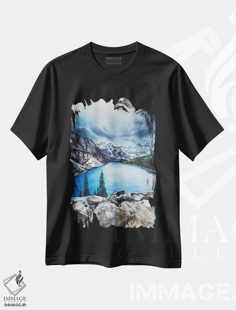 تیشرت مشکی طرح دار یخ رفت دلربا، دکور کلبه و لژ اثر لیام کوموات | immage.ir