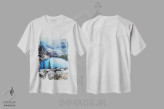تیشرت سفید طرح دار یخ رفت دلربا، دکور کلبه و لژ اثر لیام کوموات | فروشگاه ایماژ