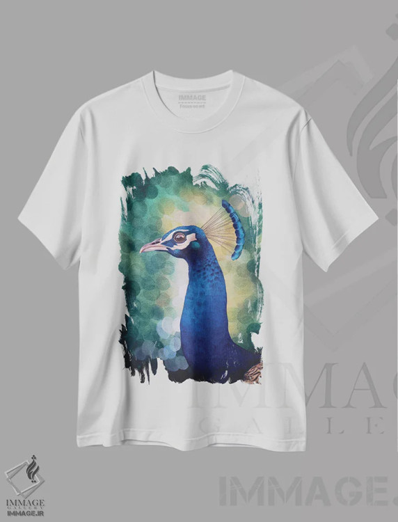 تیشرت سفید طرح دار طاووس، هنر فاخر معاصر اثر لیام کوموات | immage.ir