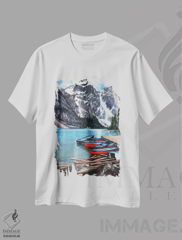 تیشرت سفید طرح دار کانو قرمز، دکور کلبه و لژ اثر لیام کوموات | immage.ir