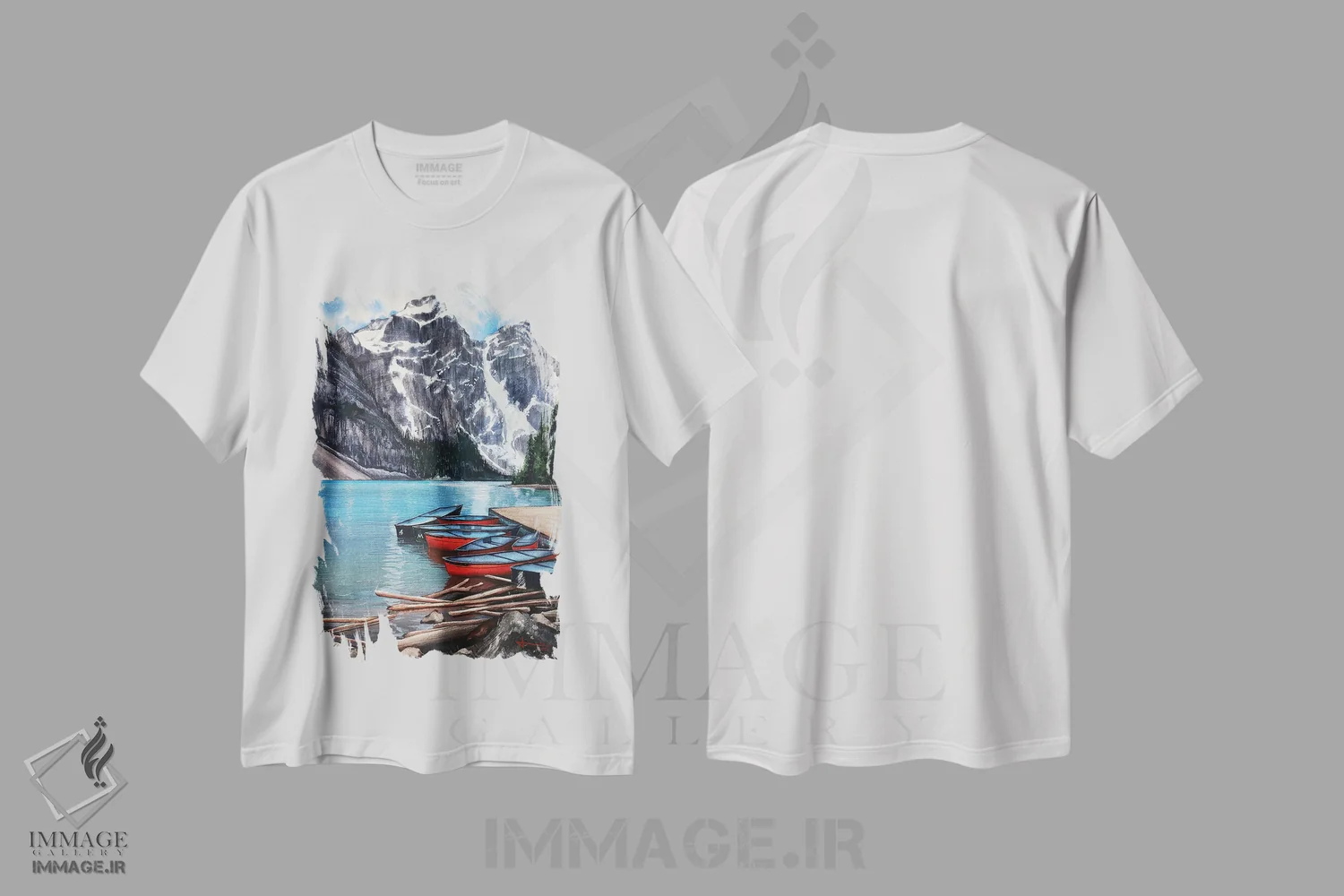 تیشرت سفید طرح دار کانو قرمز، دکور کلبه و لژ اثر لیام کوموات | immage.ir