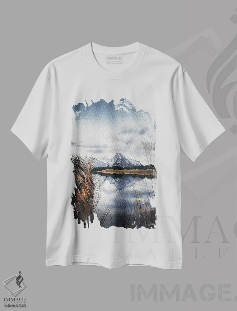 تیشرت سفید طرح دار در افق، دکور کلبه و لژ اثر لیام کوموات | فروشگاه ایماژ