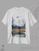 تیشرت سفید طرح دار دریاچه کوهستانی، دکور کلبه و لژ اثر لیام کوموات | فروشگاه ایماژ