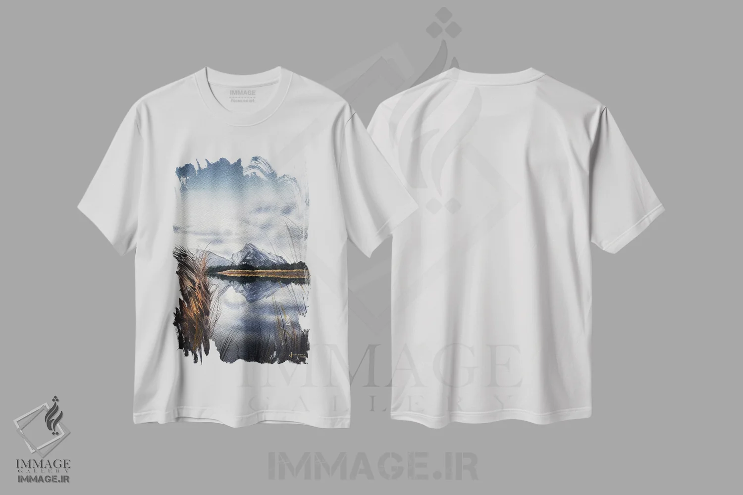 تیشرت سفید طرح دار در افق، دکور کلبه و لژ اثر لیام کوموات | فروشگاه ایماژ