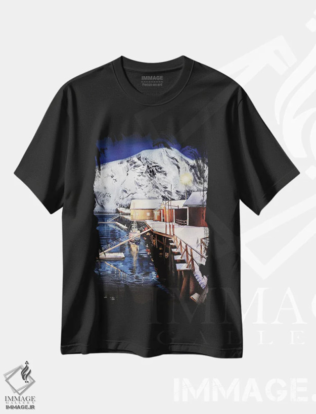 تیشرت مشکی طرح دار بندرگاه، دکور کلبه و لژ اثر لیام کوموات | فروشگاه ایماژ