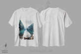 تیشرت سفید طرح دار مستقیماً عبور کردن، دکور کلبه و لژ اثر لیام کوموات | فروشگاه ایماژ