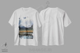 تیشرت سفید طرح دار دریاچه کوهستانی، دکور کلبه و لژ اثر لیام کوموات | فروشگاه ایماژ