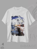 تیشرت سفید طرح دار بندرگاه، دکور کلبه و لژ اثر لیام کوموات | immage.ir