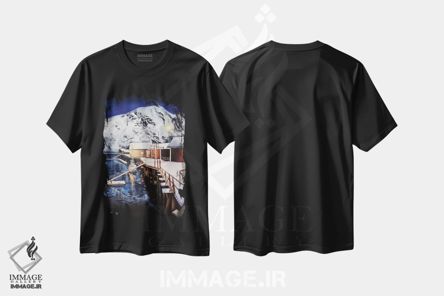 تیشرت مشکی طرح دار بندرگاه، دکور کلبه و لژ اثر لیام کوموات | فروشگاه ایماژ