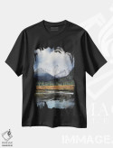 تیشرت مشکی طرح دار دریاچه کوهستانی، دکور کلبه و لژ اثر لیام کوموات | immage.ir