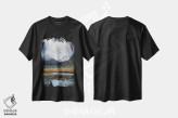 تیشرت مشکی طرح دار دریاچه کوهستانی، دکور کلبه و لژ اثر لیام کوموات | immage.ir
