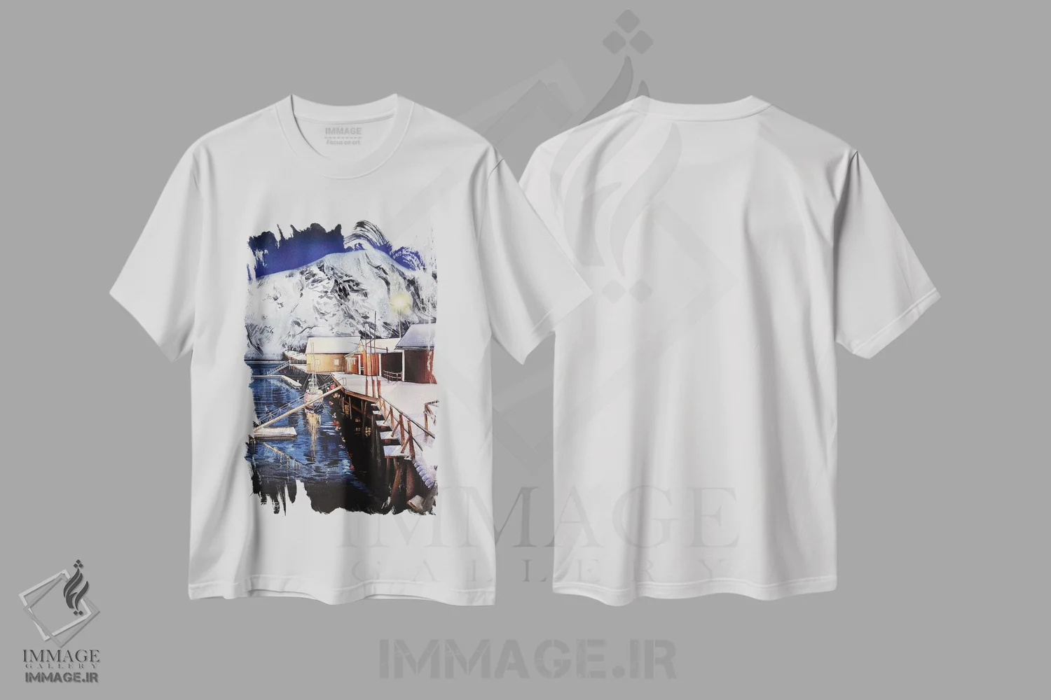تیشرت سفید طرح دار بندرگاه، دکور کلبه و لژ اثر لیام کوموات | immage.ir