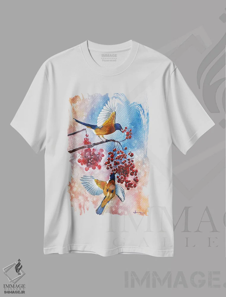 تیشرت سفید طرح دار پارسنگ کبود، دکور کلبه و لژ اثر لیام کوموات | immage.ir