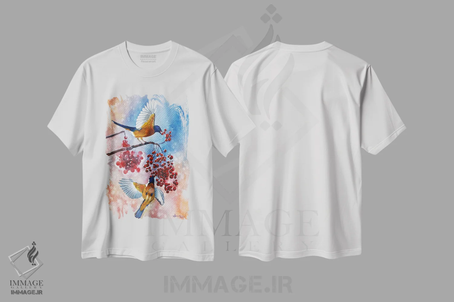 تیشرت سفید طرح دار پارسنگ کبود، دکور کلبه و لژ اثر لیام کوموات | immage.ir