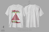تیشرت سفید طرح دار درخت با شطرنجی بوفالو قرمز، تابلو و عبار ت های کریسمسی اثر لیزا کندی | فروشگاه ایماژ