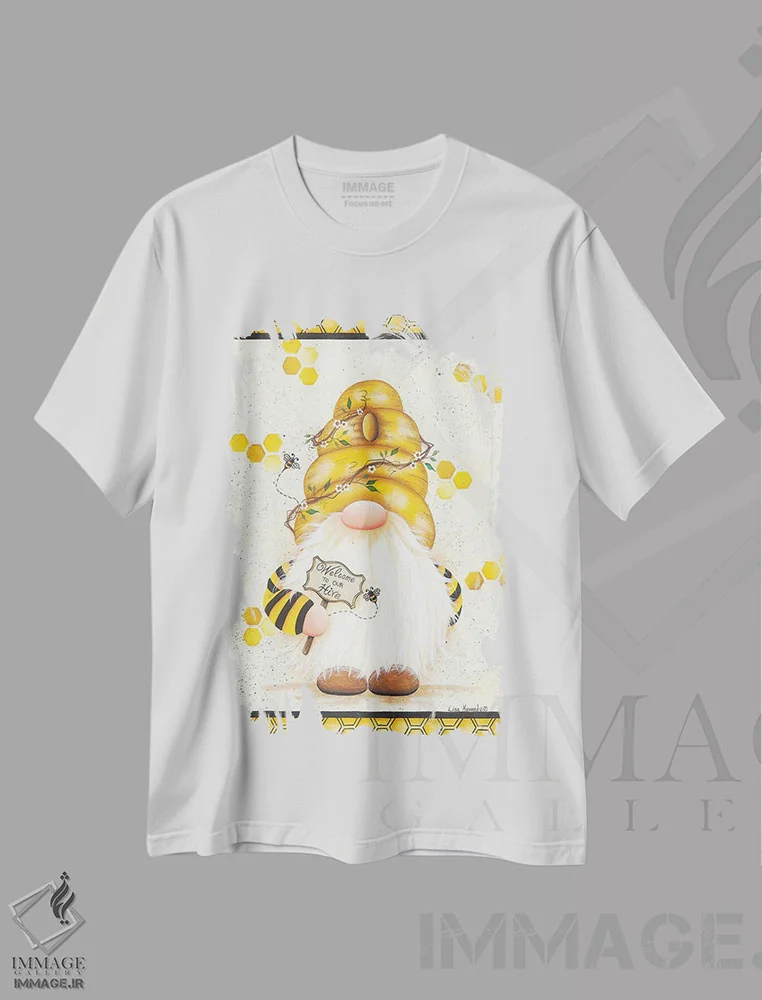 تیشرت سفید طرح دار به کندوی ما خوش آمدید، دکور روستایی اثر لیزا کندی | immage.ir