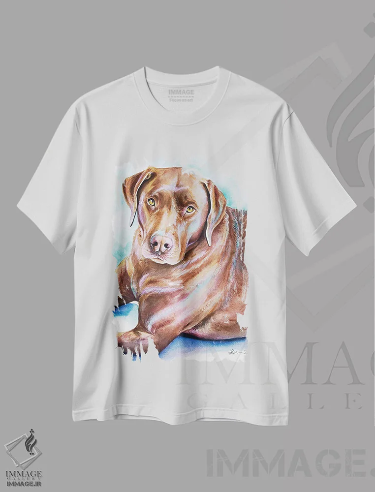 تیشرت سفید طرح دار لابرادور شکلاتی، مدیوم اثر لینزی کیوی | immage.ir