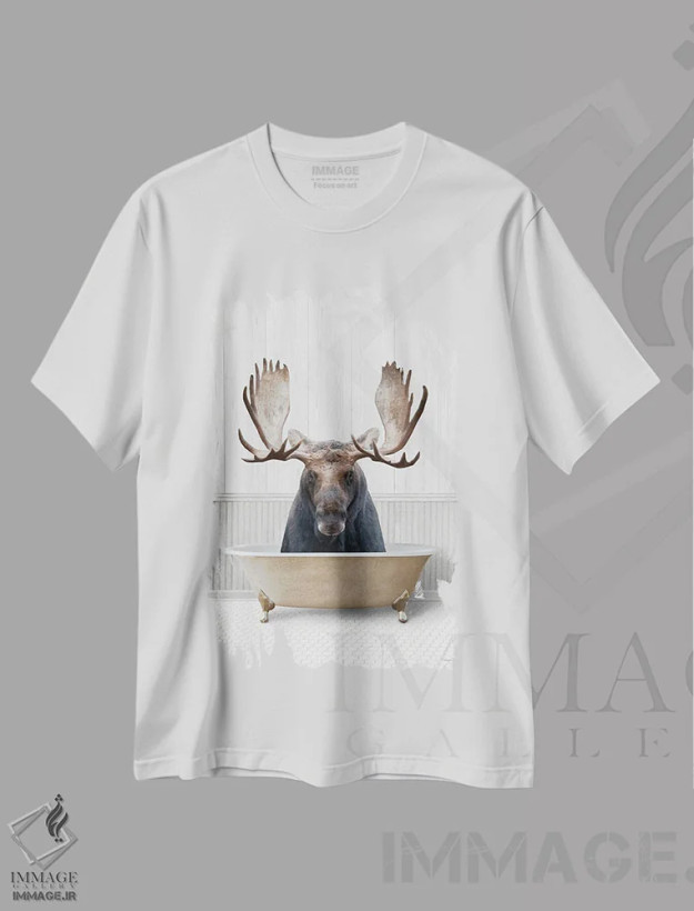 تیشرت سفید طرح دار گوزن شمالی زمان حمام، دکور کلبه و لژ اثر لِتِرد اند لایند | فروشگاه ایماژ