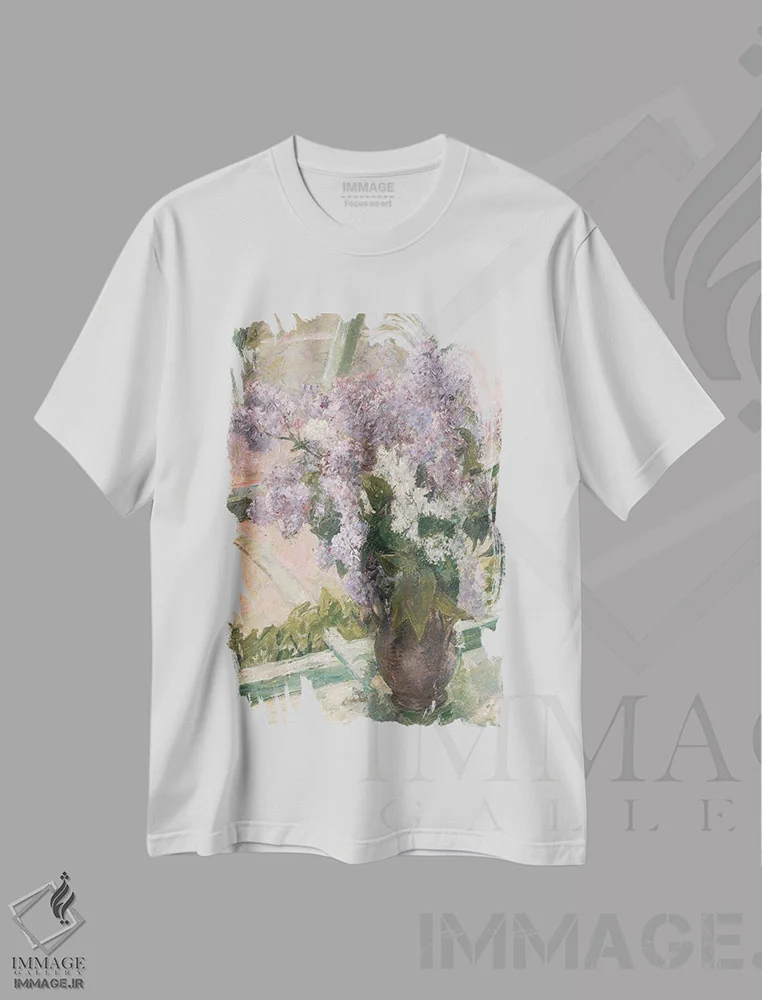 تیشرت سفید طرح دار یاس بنفش در نور، تزئینی اثر لِتِرد اند لایند | immage.ir