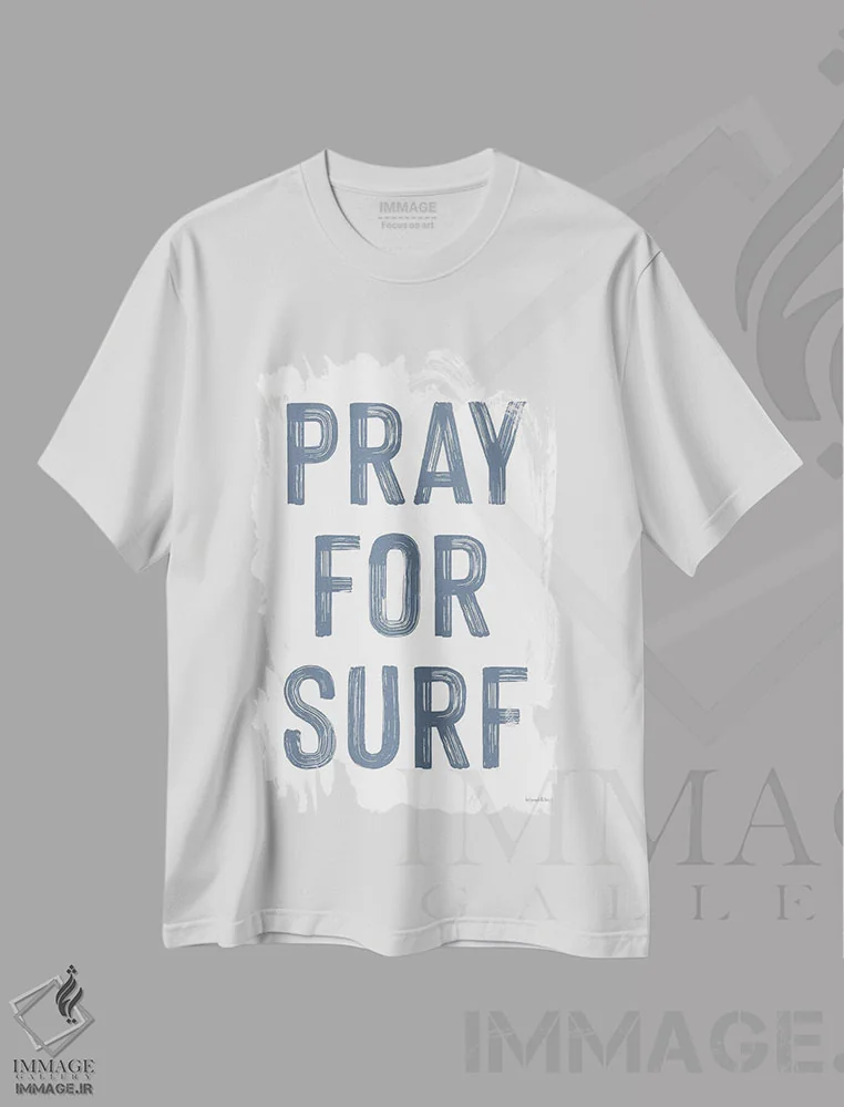 تیشرت سفید طرح دار دعا برای موج سواری، دکور ساحلی اثر لِتِرد اند لایند | immage.ir