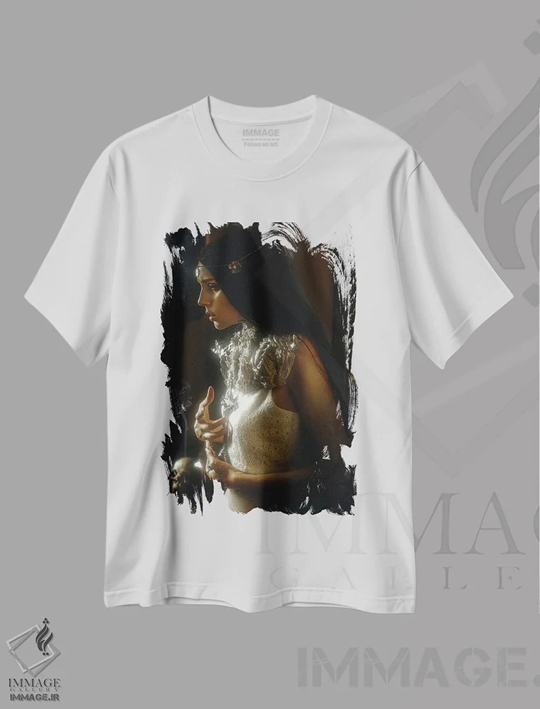تیشرت سفید طرح دار مؤمن، هنر فاخر معاصر اثر لیلین لیو | فروشگاه ایماژ