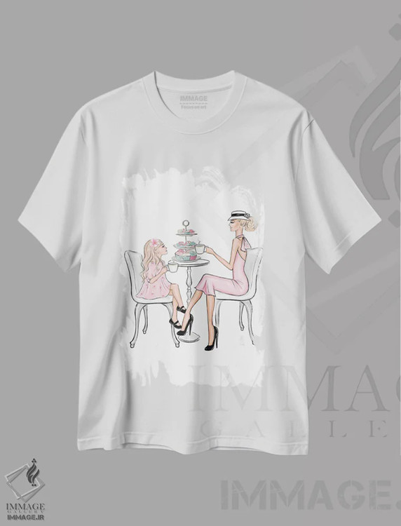 تیشرت سفید طرح دار زمان چای؛ مادر و دختر بلوند، مدیوم اثر لالانا آرتس | فروشگاه ایماژ