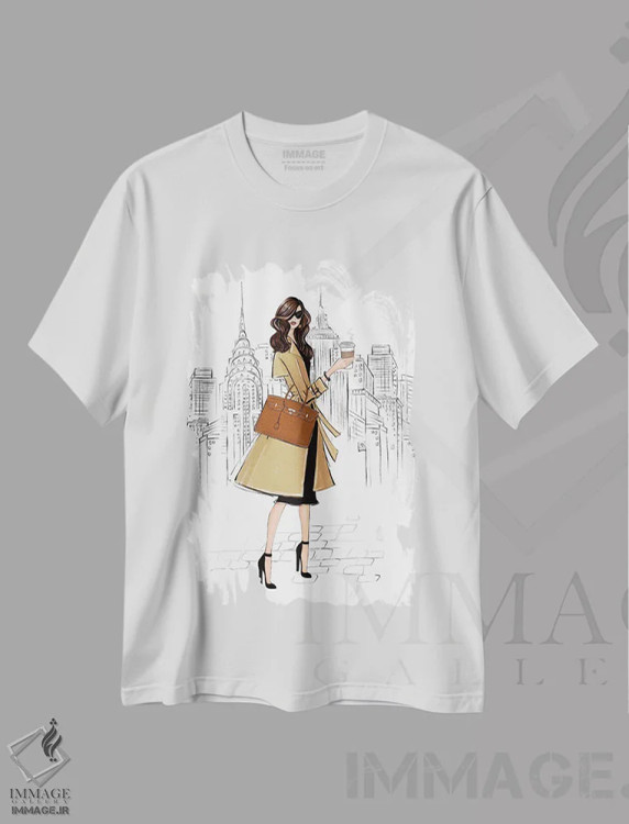 تیشرت سفید طرح دار تیپ در نیویورک؛ دختر مشکی مو، تزئینی اثر لالانا آرتس | immage.ir