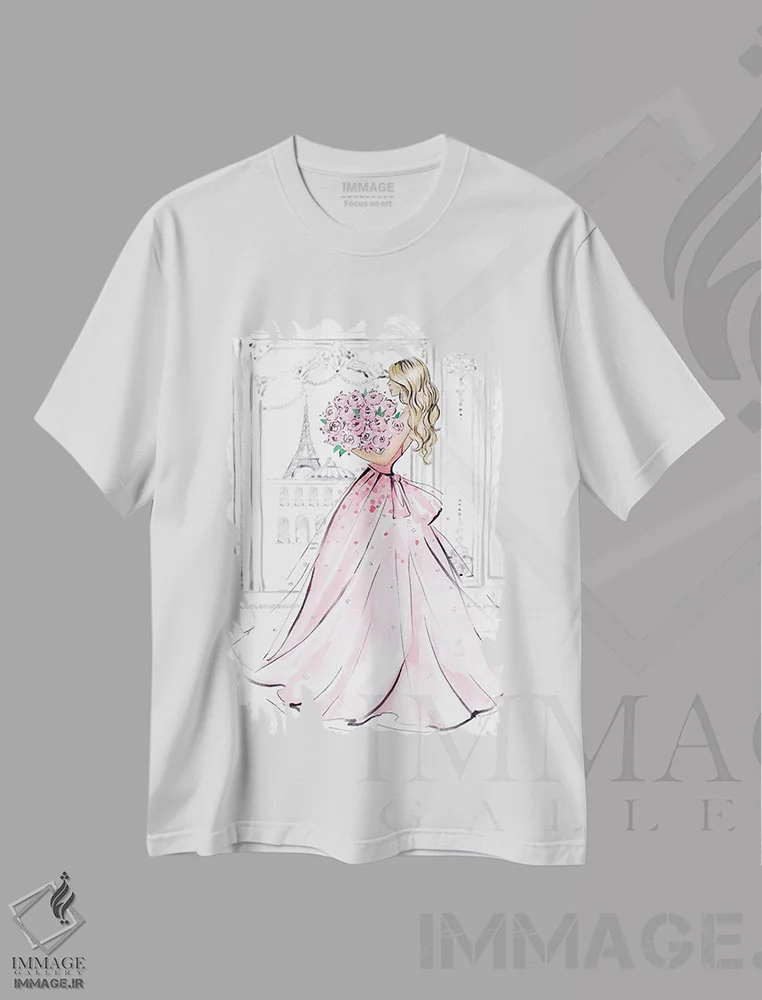 تیشرت سفید طرح دار دختر با دسته گل رز؛ بلوند، مدیوم اثر لالانا آرتس | immage.ir