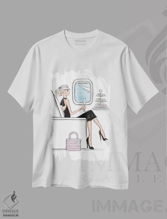 تیشرت سفید طرح دار در هواپیما با استایل؛ دختر بلوند، تزئینی اثر لالانا آرتس | immage.ir