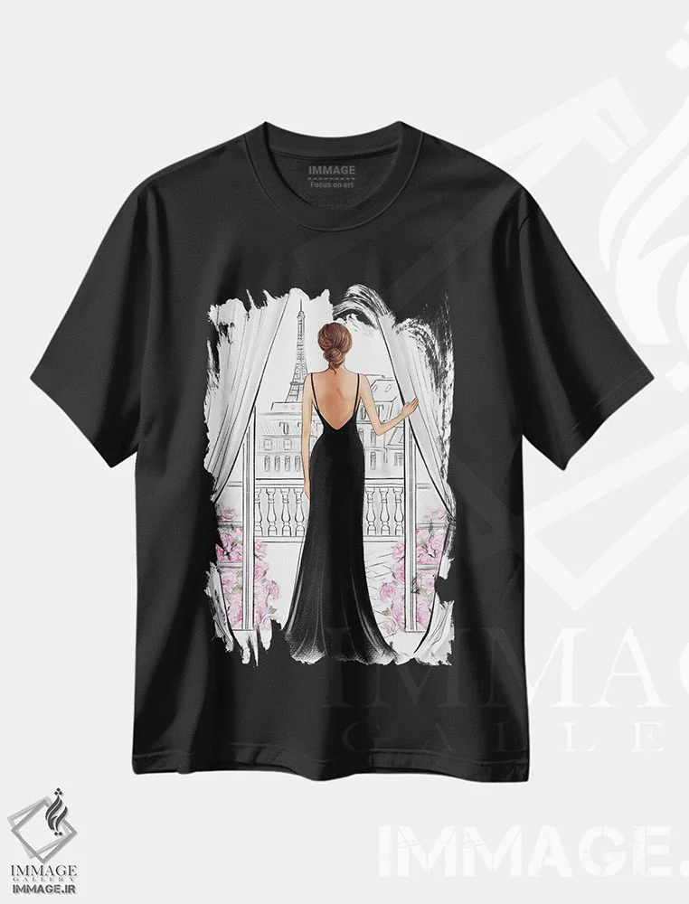 تیشرت مشکی طرح دار بانویی با لباس مشکی در پاریس؛ ظاهر طبیعی، مدیوم اثر لالانا آرتس | immage.ir