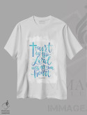 تیشرت سفید طرح دار به خداوند اعتماد کن، تایپوگرافی اثر لیزا لارسون | immage.ir