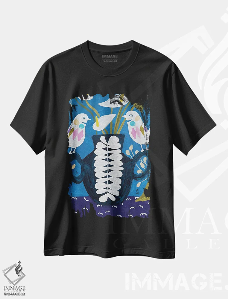 تیشرت مشکی طرح دار گل ها در گلدان روی رومیزی با پرندگان، دکور بوهمی اثر لنکا اشتسنا | فروشگاه ایماژ
