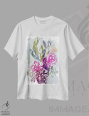 تیشرت سفید طرح دار سه گلدان با لیلیوم صلح و برگ انجیری، دکور بوهمی اثر لنکا اشتسنا | immage.ir