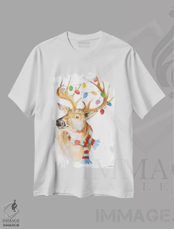 تیشرت سفید طرح دار "گوزن با چراغ ها و شال گردن"، حیوانات کریسمسی اثر لِینی لورث | فروشگاه ایماژ