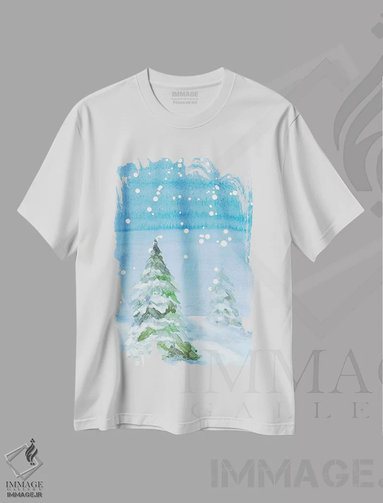 تیشرت سفید طرح دار "کاج های پوشیده از برف"، دکور تعطیلات اثر لِینی لورث | فروشگاه ایماژ